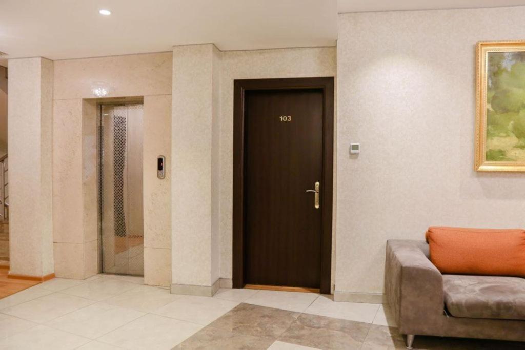 The Center Hotel Баку Екстериор снимка
